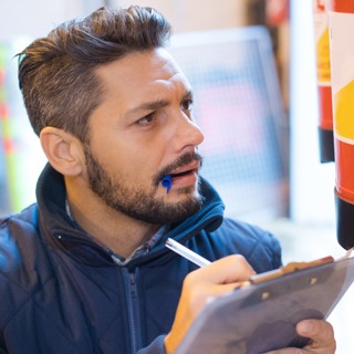 Man die de brandveiligheid controleert