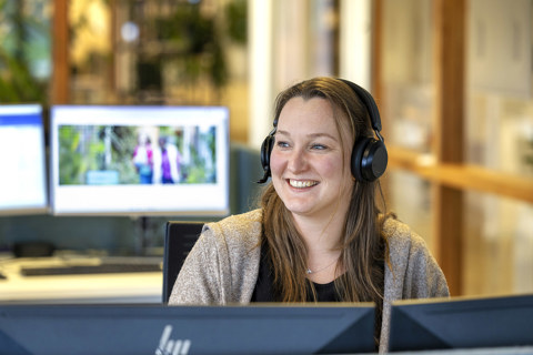 Woonwaarts medewerker aan de telefoon