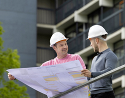 Twee medewerkers van Woonwaarts bij een woongebouw voor onderhoud