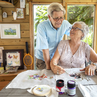 Ouder echtpaar samen in woning