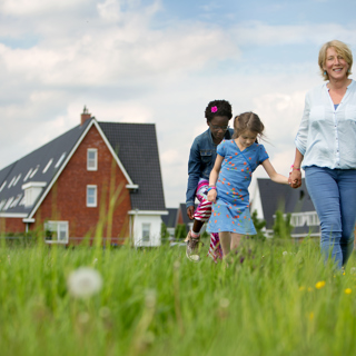 Vrouw met kinderen in groene omgeving