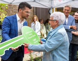 Oplevering woongebouw Portier in Druten en bewoner krijgt sleutel