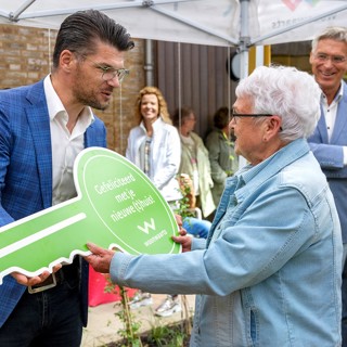 Oplevering woongebouw Portier in Druten en bewoner krijgt sleutel