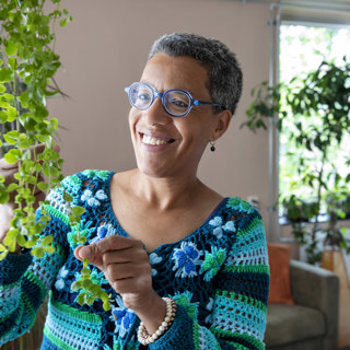 Vrouw in haar woning onderhoudt haar planten