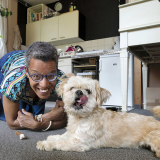 Vrouw in appartement samen met hond