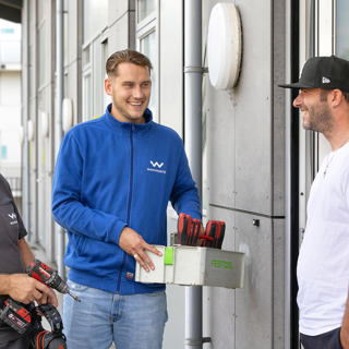 Medewerkers Woonwaarts met bewoner voor onderhoud