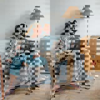 Jong stel dat aan het verhuizen is