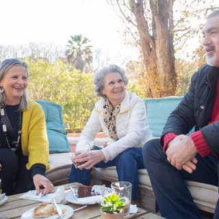 Drie personen samen in gesprek buiten