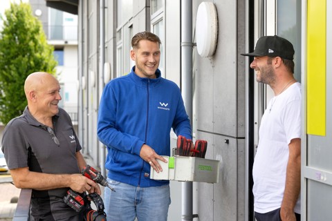 Medewerkers van Woonwaarts bij appartement van bewoner